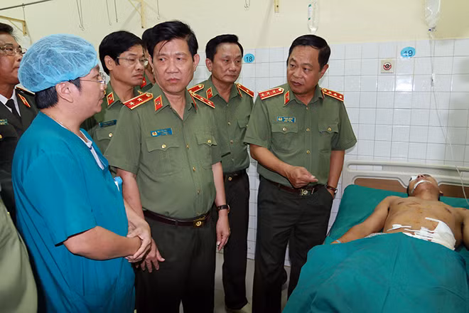 Thứ trưởng Nguyễn Văn Sơn trao đổi với bác sĩ về bệnh tình của cán bộ Công an bị thương. Thứ trưởng Nguyễn Văn Sơn trao đổi với bác sĩ về bệnh tình của cán bộ Công an bị thương.