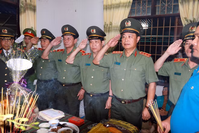 Đoàn công tác cuả Bộ Công an do Thượng tướng Phạm Dũng, Trung tướng Nguyễn Văn Sơn, Thứ trưởng Bộ Công an dẫn đầu đến viếng những cán bộ, chiến sỹ hy sinh trong vụ nổ.