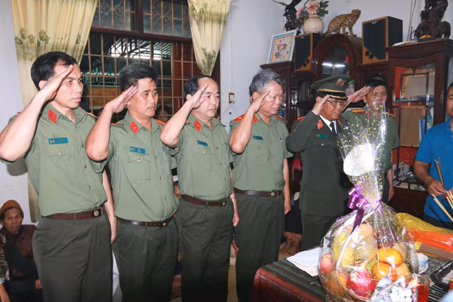 Đoàn Công tác Tổng Cục An ninh - Bộ Công an do Thiếu tướng Bùi Minh Tuyên, Phó Tổng Cục trưởng Tổng Cục An ninh dẫn đầu đến viếng các cán bộ, chiến sỹ hy sinh trong vụ nổ.
