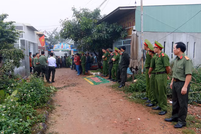 Đông đảo người dân và đồng đội đến tiễn biệt những cán bộ hy sinh.