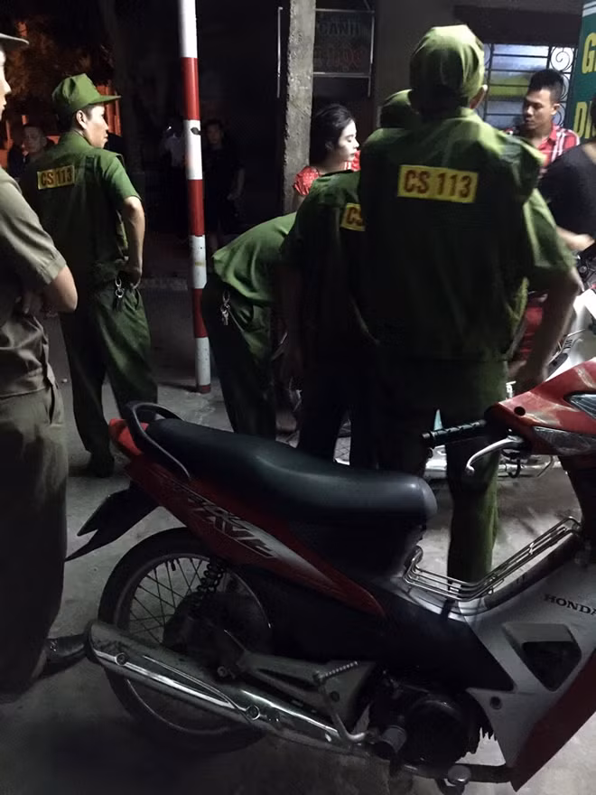 Lực lượng Công an đã có mặt phong tỏa hiện trường điều tra nguyên nhân. Lực lượng Công an đã có mặt phong tỏa hiện trường điều tra nguyên nhân.