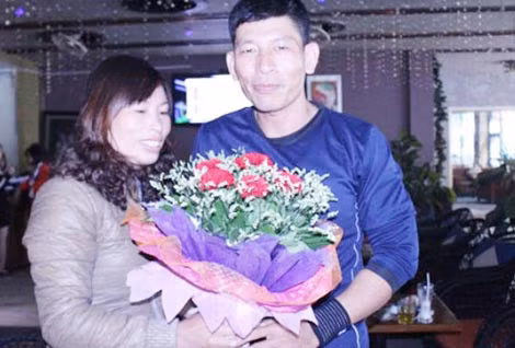 Chị Vũ Thị Tâm, em gái của anh Vũ Đức Dương tặng hoa cho anh trai tại TP Vinh. Chị Vũ Thị Tâm, em gái của anh Vũ Đức Dương tặng hoa cho anh trai tại TP Vinh.