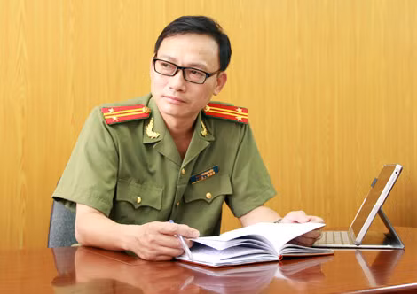 Ngoài viết báo, Trung tá Đào Trung Hiếu luôn dành thời gian cho niềm đam mê văn chương. Ngoài viết báo, Trung tá Đào Trung Hiếu luôn dành thời gian cho niềm đam mê văn chương.
