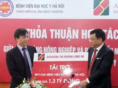 Ông Hồ Văn Sơn, Giám đốc Agribank Chi nhánh Láng Hạ trao 1,3 tỷ đồng tiền tài trợ an sinh xã hội cho Bệnh viện Đại học Y Hà Nội.