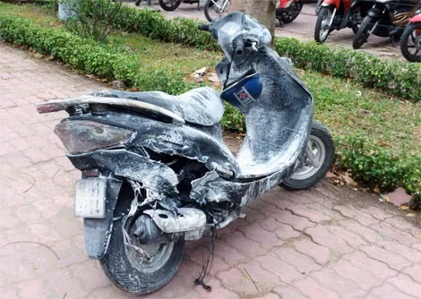 Chiếc xe bị cháy nham nhở phần đuôi. Chiếc xe bị cháy nham nhở phần đuôi.