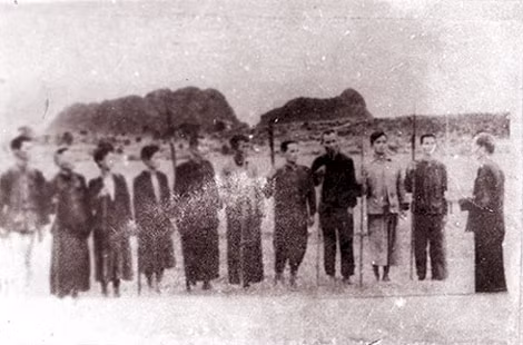 Đội Tự vệ đỏ ở Hòa Quân, Đông Sớ, Nghệ An trong cao trào Xôviết Nghệ Tĩnh 1930 – 1931. Ảnh tư liệu. Đội Tự vệ đỏ ở Hòa Quân, Đông Sớ, Nghệ An trong cao trào Xôviết Nghệ Tĩnh 1930 – 1931. Ảnh tư liệu.