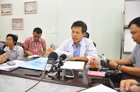 TS-BS Vũ Hữu Vĩnh đang phân tích về tình trạng vết thương bị đạn bắn của bệnh nhân.