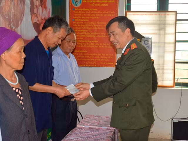 Đại diện Cục Viễn thông Cơ yếu và Bệnh viện 198 trao quà tặng các gia đình chính sách trên địa bàn.