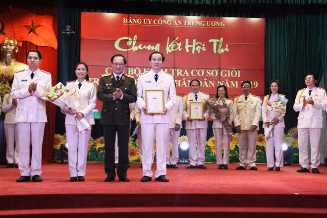 Thứ trưởng Nguyễn Văn Thành trao giải Nhất cho Đội tuyển Đảng bộ Công an tỉnh Hà Tĩnh. Thứ trưởng Nguyễn Văn Thành trao giải Nhất cho Đội tuyển Đảng bộ Công an tỉnh Hà Tĩnh.