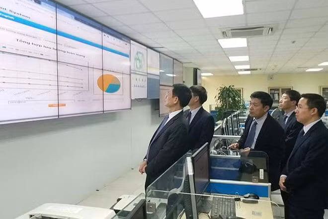 Bộ trưởng Nguyễn Mạnh Hùng và đoàn công tác của Bộ TT&TT đã đến thăm và kiểm tra công tác ứng trực dịp Tết Nguyên đán Kỷ Hợi 2019.
