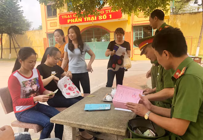 Cán bộ Trại giam Hoàng Tiến làm các thủ tục tha tù cho phạm nhân.