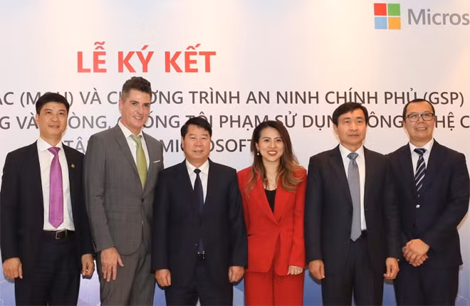 Thứ trưởng Bùi Văn Nam và các đại biểu tại buổi Lễ.