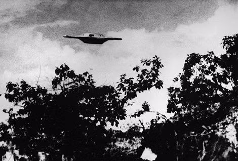 Bức ảnh được cho là một UFO giả mạo được làm tại Brazil vào năm 1969. Bức ảnh được cho là một UFO giả mạo được làm tại Brazil vào năm 1969.