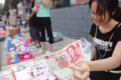 Người bán hàng đau lòng khi thu phải tiền giả.