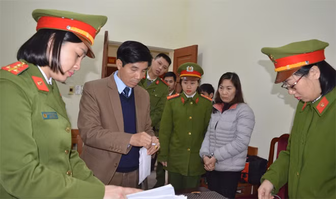 Khám xét nơi làm việc của Bị can Nguyễn Thị Chiêm. Khám xét nơi làm việc của Bị can Nguyễn Thị Chiêm.