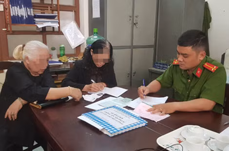 Cán bộ Công an đang lắng nghe lời khai của bị hại để làm rõ sự việc.