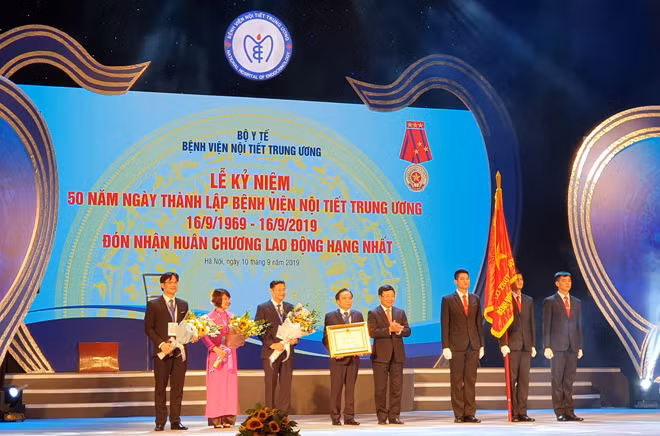 Thừa ủy quyền của Chủ tịch nước, Phó Thủ tướng Phạm Bình Minh trao tặng Huân chương Lao động hạng Nhất tới tập thể y, bác sĩ Bệnh viện Nội tiết Trung ương (Ảnh: Trường Minh)