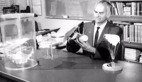 Francis Rogallo, người được mệnh danh là "cha đẻ của dù treo" đã phát triển một chiếc dù lượn có cánh linh hoạt làm thay đổi cách mà các nhà du hành vũ trụ quay trở lại trái đất.