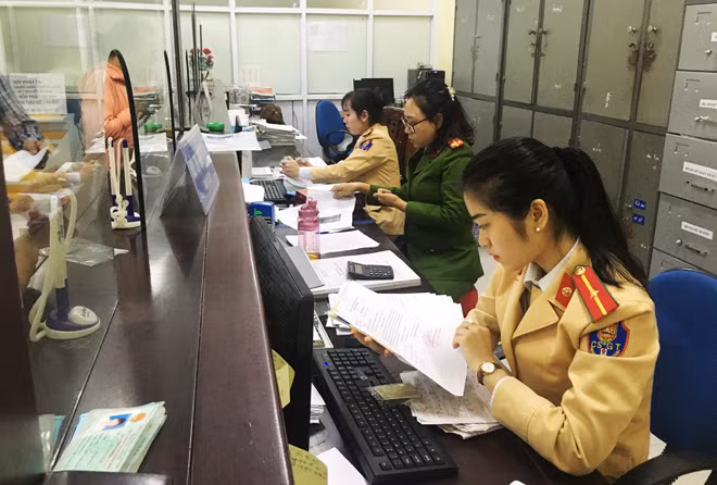 Cán bộ, chiến sỹ Đội CSGT Công an TP Vinh cam kết “hết việc mới hết giờ”.