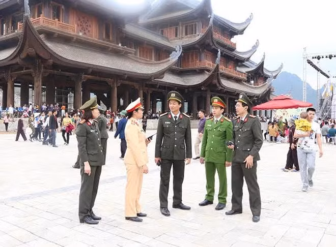Lực lượng Công an triển khai lực lượng đảm bảo ANTT ngày khai mạc lễ hội chùa Tam Chúc. Lực lượng Công an triển khai lực lượng đảm bảo ANTT ngày khai mạc lễ hội chùa Tam Chúc.