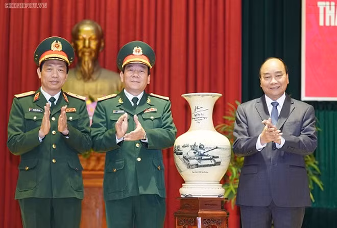 Thủ tướng tặng quà cho Binh chủng Tăng thiết giáp - Ảnh: VGP/Quang Hiếu.