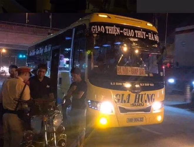 Ước tính số tiền phạt lái xe và doanh nghiệp sở hữu xe khách lên đến gần 20 triệu đồng.
