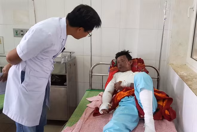 Nạn nhân đang được điều trị tại Bệnh viện Đa khoa Quảng Trị.