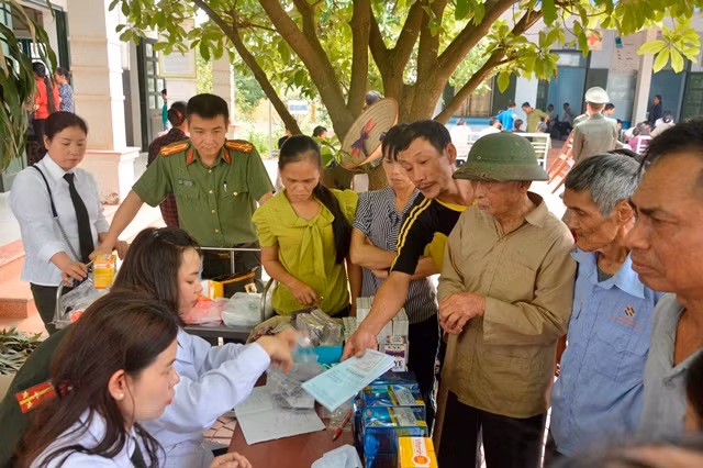 Bà con xã Nhã Nam tề tựu rất đông tại Trạm xá xã để đợi đến lượt được khám bệnh.
