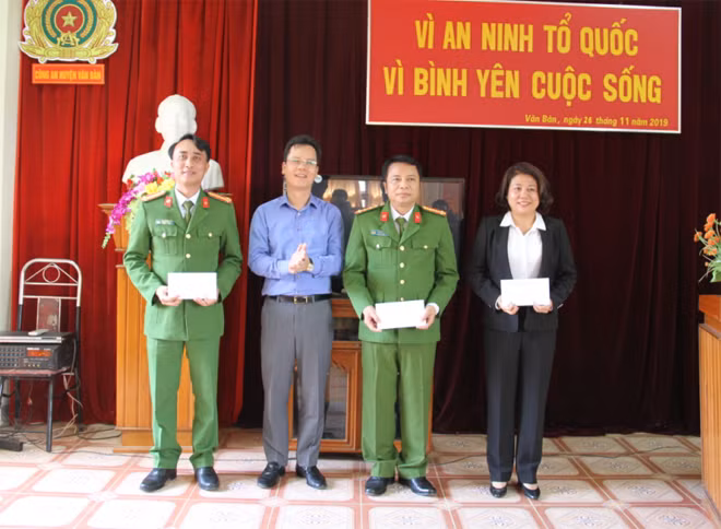 Đồng chí Nguyễn Thành Sinh, Bí thư huyện ủy Văn bàn trao thưởng cho 3 tập thể.