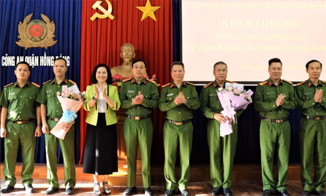 Lãnh đạo Công an TP Hải Phòng biểu dương chiến công của Công an quận Hồng Bàng.