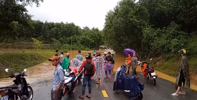 Nhiều tuyến đường bị ngập sâu khiến các xã bị cô lập, chia cắt.
