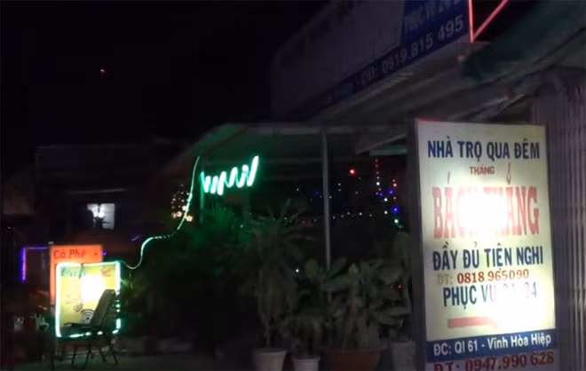 Khá nhiều quán cà phê đèn mờ có gái mại dâm.