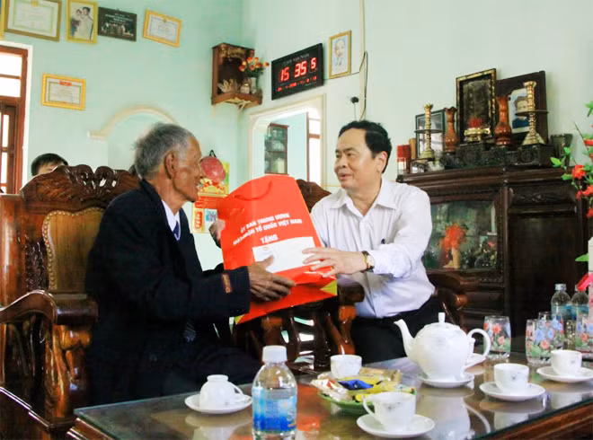 Đồng chí Trần Thanh Mẫn thăm và tặng quà gia đình cán bộ kháng chiến lão thành Đinh Thanh Hiệp ở thôn Kiền Kiền, xã Lợi Hải, huyện Ninh Phước, tỉnh Ninh Thuận. Đồng chí Trần Thanh Mẫn thăm và tặng quà gia đình cán bộ kháng chiến lão thành Đinh Thanh Hiệp ở thôn Kiền Kiền, xã Lợi Hải, huyện Ninh Phước, tỉnh Ninh Thuận.
