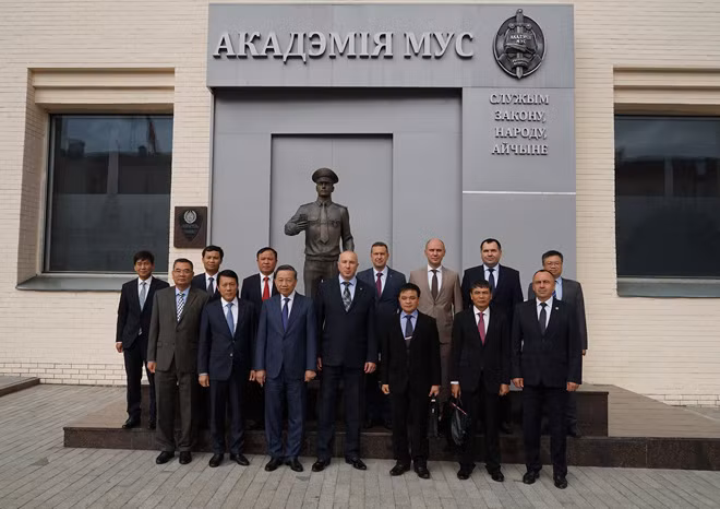 Đoàn Bộ Công an Việt Nam và Bộ Nội Vụ Belarus.