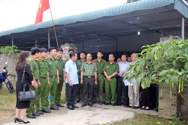 Bí thư Tỉnh ủy Bùi Văn Tỉnh làm việc với Tổ công tác của Công an tỉnh.