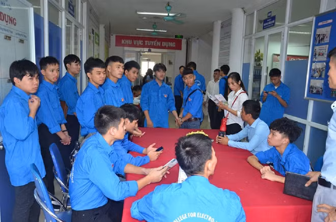 Các phiên giao dịch việc làm cuối năm rất đông sinh viên và người lao động tham dự tìm kiếm cơ hội việc làm. Các phiên giao dịch việc làm cuối năm rất đông sinh viên và người lao động tham dự tìm kiếm cơ hội việc làm.