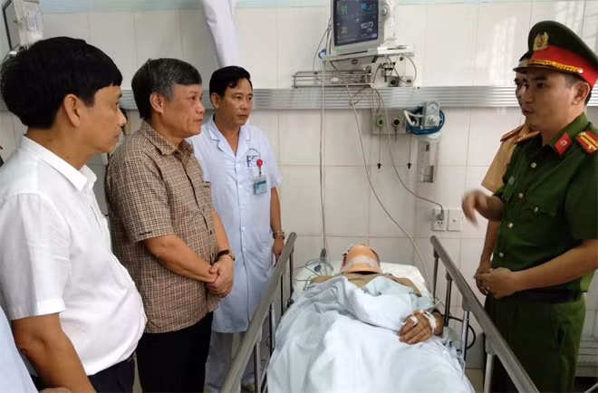 Lãnh đạo UBND TP Hải Phòng thăm hỏi, động viên thượng úy Nguyễn Trọng Quý.