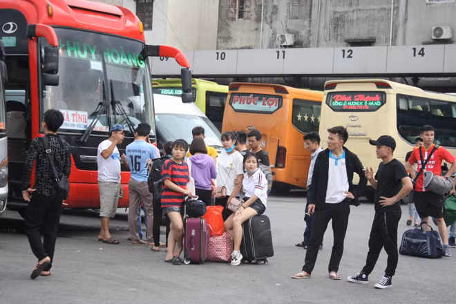 Hiệp hội vận tải cho rằng cần nới lỏng và tạo điều kiện cho các đơn vị kinh doanh vận tải khách tuyến cố định. Hiệp hội vận tải cho rằng cần nới lỏng và tạo điều kiện cho các đơn vị kinh doanh vận tải khách tuyến cố định.