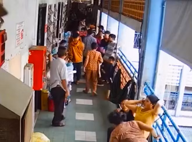 Hành lang bệnh viện nơi các đối tượng tiếp cận nạn nhân dàn cảnh trộm tài sản.