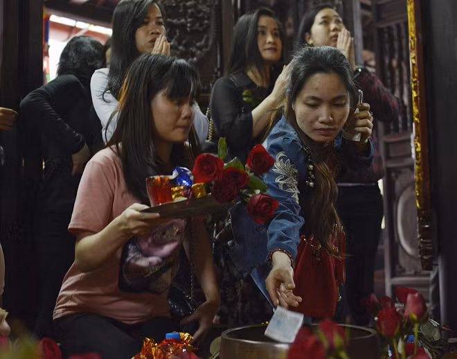 Để cầu duyên, du khách sẽ dâng sớ lễ tại ban thờ tam tòa Thánh Mẫu. Các vị Thánh Mẫu sẽ chứng giám và ban duyên cho người cầu.