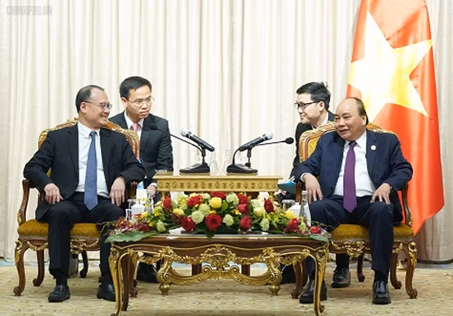 Thủ tướng Nguyễn Xuân Phúc tiếp ông Jonathan Choi, Chủ tịch Tập đoàn Sunwah (Hong Kong), đồng thời là Chủ tịch Phòng Thương mại Hong Kong - Việt Nam. Ảnh: VGP/Quang Hiếu. Thủ tướng Nguyễn Xuân Phúc tiếp ông Jonathan Choi, Chủ tịch Tập đoàn Sunwah (Hong Kong), đồng thời là Chủ tịch Phòng Thương mại Hong Kong - Việt Nam. Ảnh: VGP/Quang Hiếu.