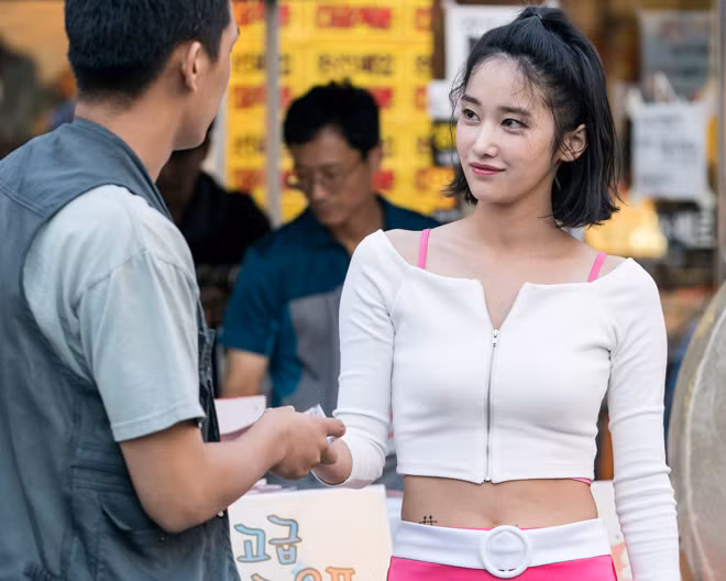Nhân vật Hae-mi trong Burning là hiện thân của một người phụ nữ mà cơ thể và danh tính của cô không thuộc về chính cô, nhưng thuộc về những nhãn hàng. Nhân vật Hae-mi trong Burning là hiện thân của một người phụ nữ mà cơ thể và danh tính của cô không thuộc về chính cô, nhưng thuộc về những nhãn hàng.