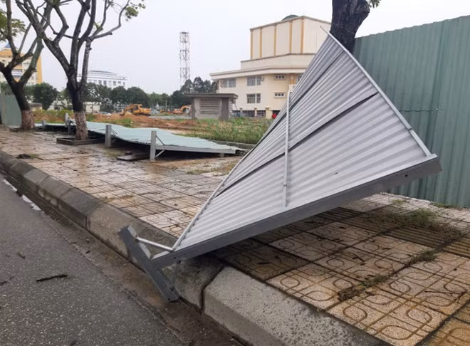 Tôn che chắn công trình đang thi công tại một công trình trên đường Trần Phú bị cuốn bay. Tôn che chắn công trình đang thi công tại một công trình trên đường Trần Phú bị cuốn bay.