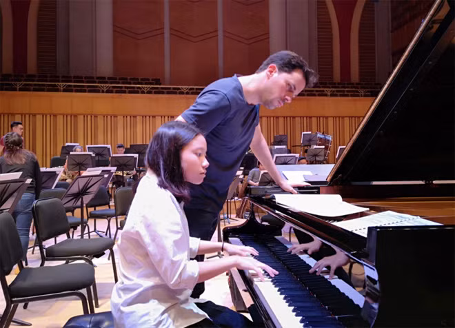 Nghệ sỹ piano nhí Trương Thị Ngân Hà.