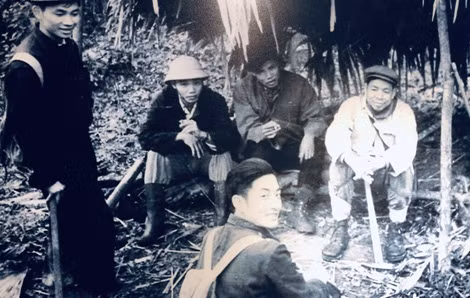 Giáo sư - Tiến sĩ khoa học Phan Trường Thị (đứng) cùng đoàn thực địa khảo sát đá granite ở núi Phia Bióc (Bắc Kạn) năm 1962, thời kì thành lập bản đồ địa chất miền Bắc Việt Nam tỉ lệ 1:500 000.