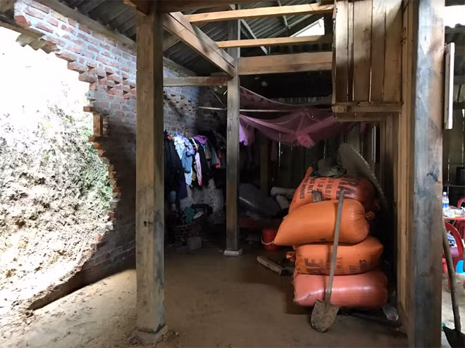 Hơn 20 khối đất đá làm gãy đổ 2 bức tường xây gạch đằng sau ập xuống khu vực phòng ngủ của gia đình anh Triệu Đình Dũng.
