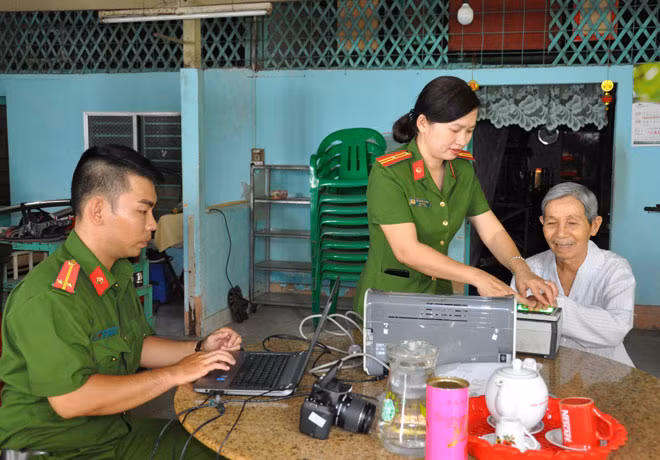 Thiếu tá Lê Thanh Tuyền cùng đồng đội xuống địa bàn làm thẻ CCCD cho người già, neo đơn.