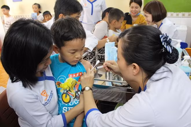 Tiêm chủng là bảo vệ chính mình và cộng đồng.