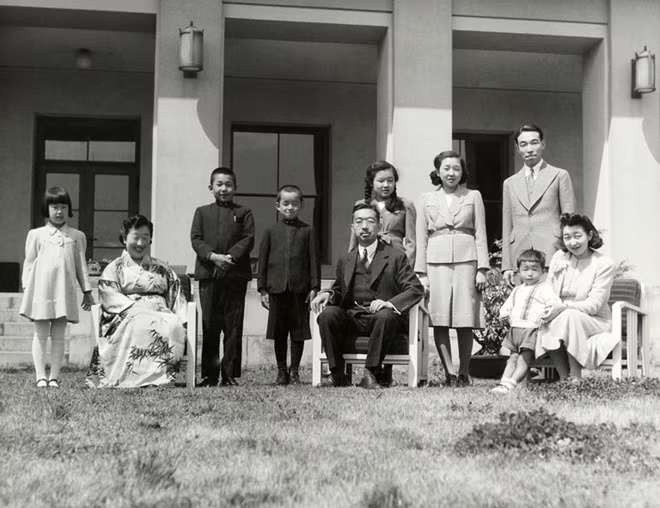 Thiên Hoàng Chiêu Hòa (Hirohito, người đứng giữa) chụp ảnh với các thành viên hoàng gia, trong đó có hoàng hậu Nagako (người đang ngồi, bên trái). Ảnh nguồn: Getty Images. Thiên Hoàng Chiêu Hòa (Hirohito, người đứng giữa) chụp ảnh với các thành viên hoàng gia, trong đó có hoàng hậu Nagako (người đang ngồi, bên trái). Ảnh nguồn: Getty Images.