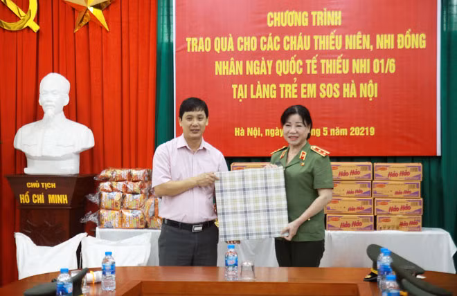 Ông Nguyễn Văn Sinh, đại diện cho làng trẻ em SOS Hà Nội nhận món quà nghĩa tình từ CBCS Cục XDPT do Trung tướng Trần Thị Ngọc Đẹp trao tặng.
